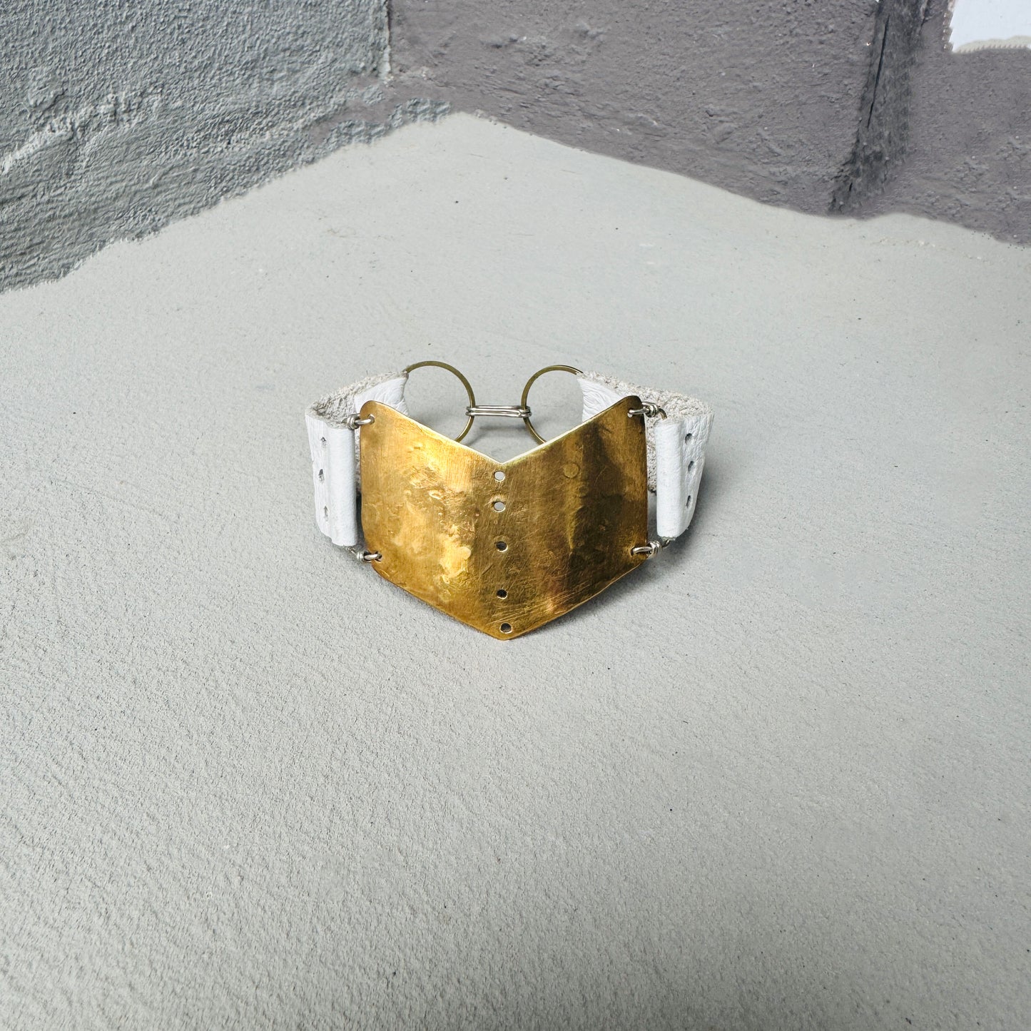 GEOMETRIC BRASS AND WHITE LEATHER BRACELET - end of season sale