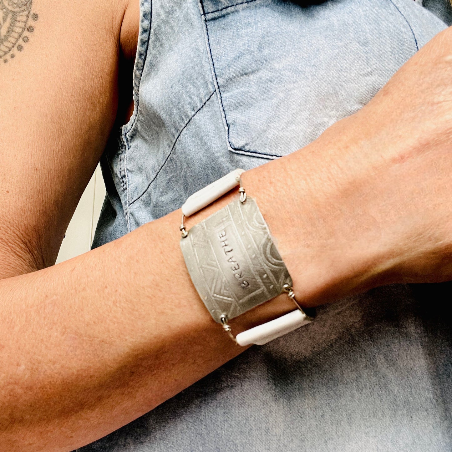 SILVER ETCHED BREATHE WHITE LEATHER BRACELET - end of season sale