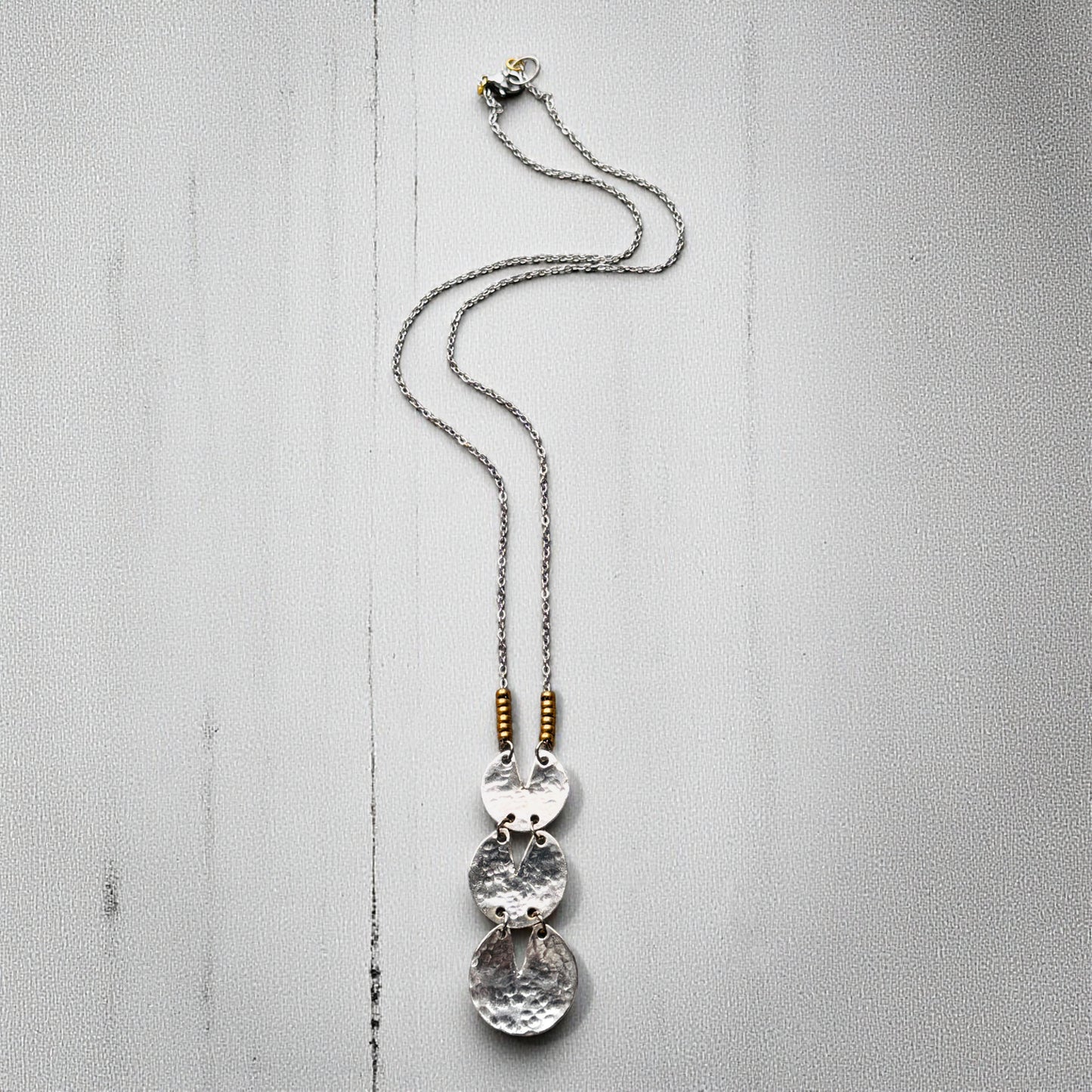 HAMMERED SILVER DISC NECKLACE