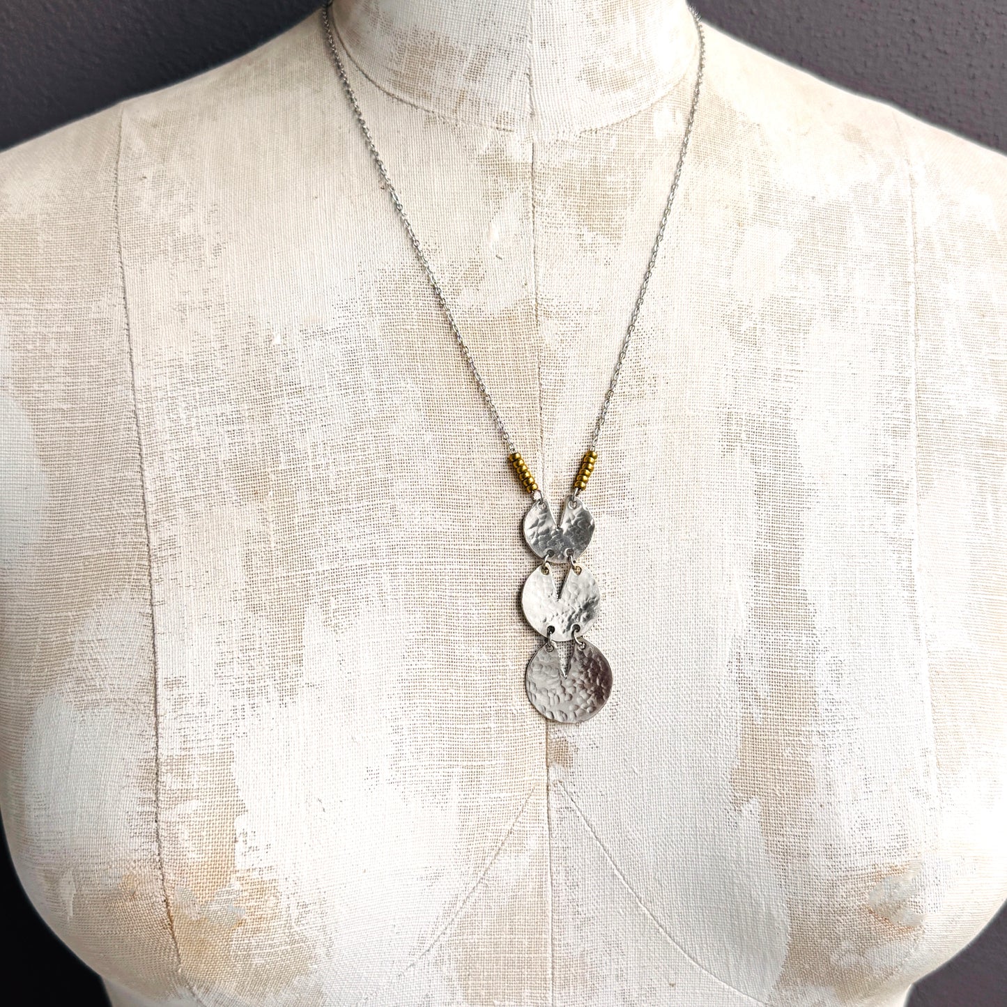 HAMMERED SILVER DISC NECKLACE