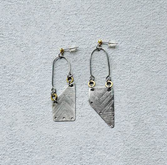 ETCHED SILVER ASYMMETRIC EARRINGS