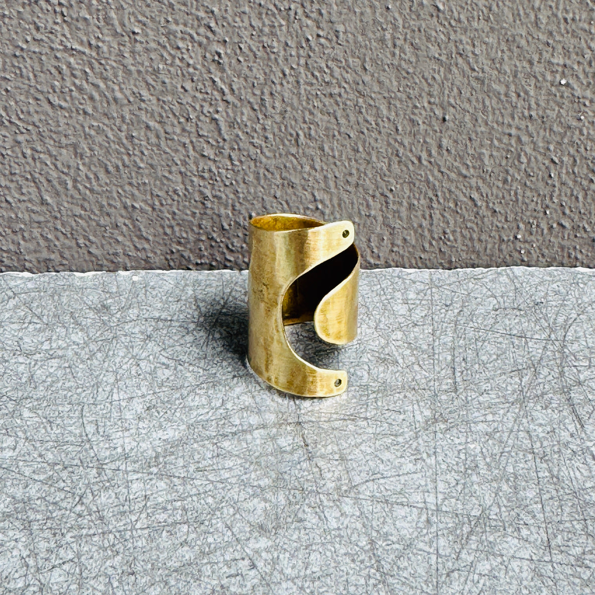 GEOMETRIC WRAP BRASS RING