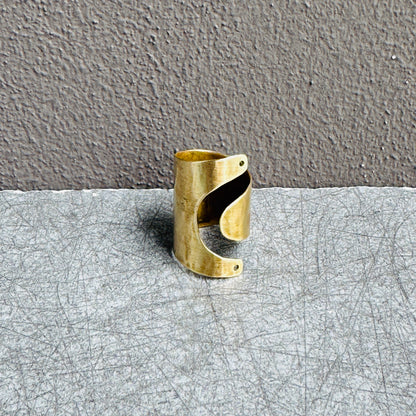 GEOMETRIC WRAP BRASS RING